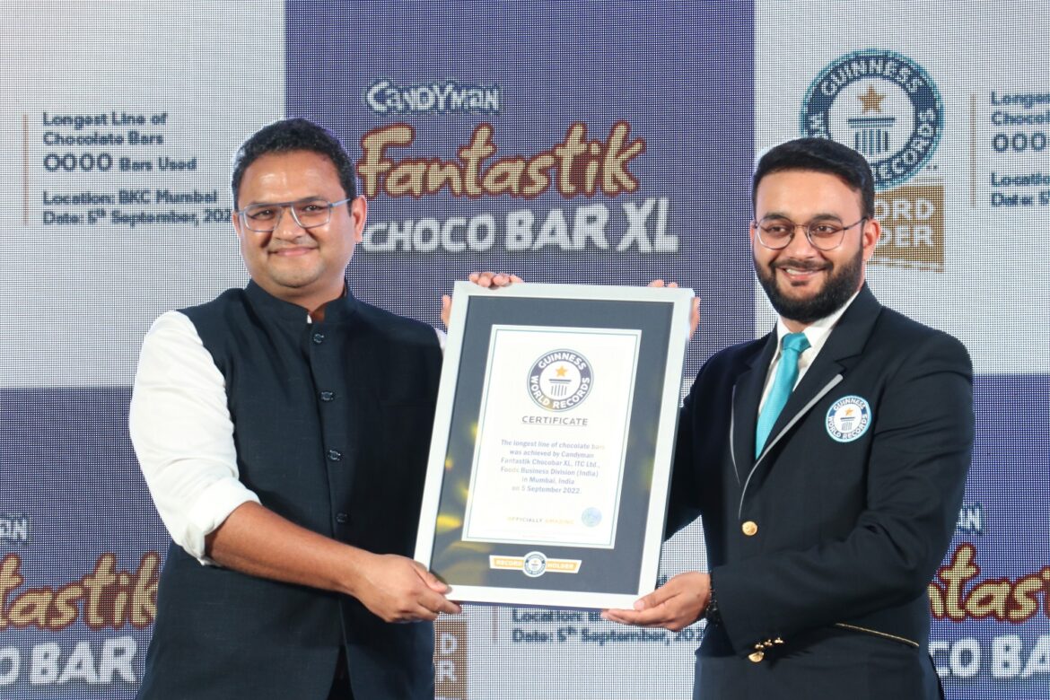 Mr-Anuj-Rustagi-receiving-the-GUINNESS-WORLD-RECRDS-for-creating-the-Longest-Line-of-Chocolate-Bars